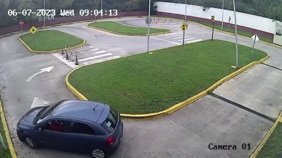 Câmera flagra idosa capotando carro durante teste de habilitação; veja