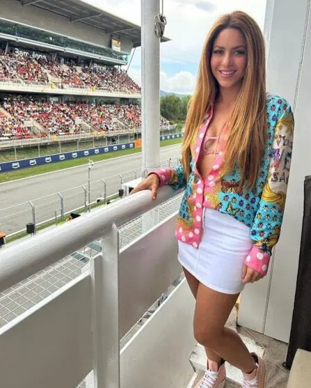 Cantora também esteve presente no GP Miami e depois foi vista com o piloto em um passeio de barco.
