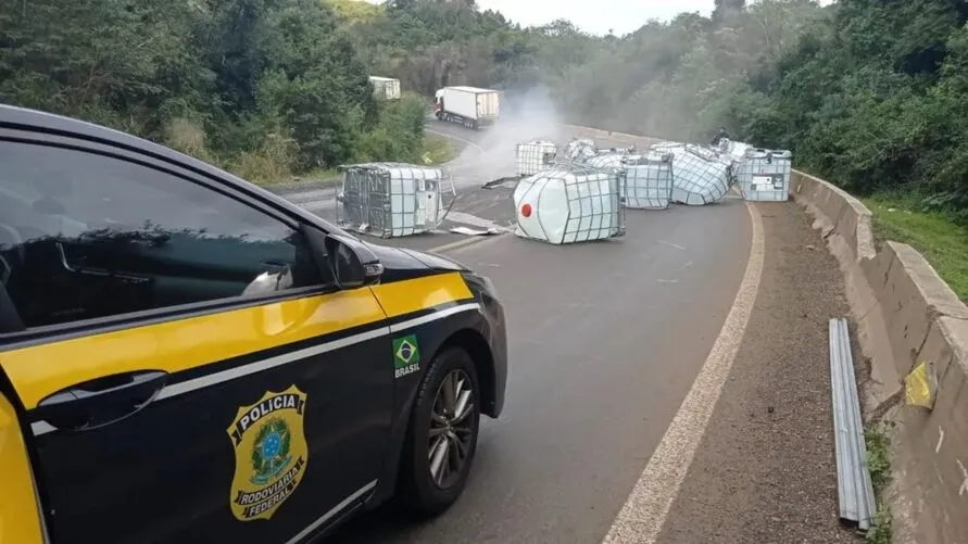 Carga de caminhão cai e interditada BR-277 em Nova Laranjeiras