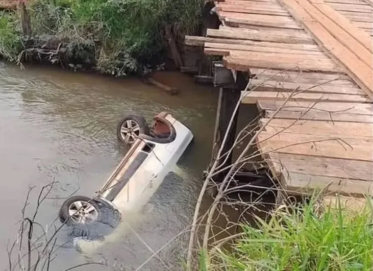 Carro caído no córrego Panduí, em Iguatemi