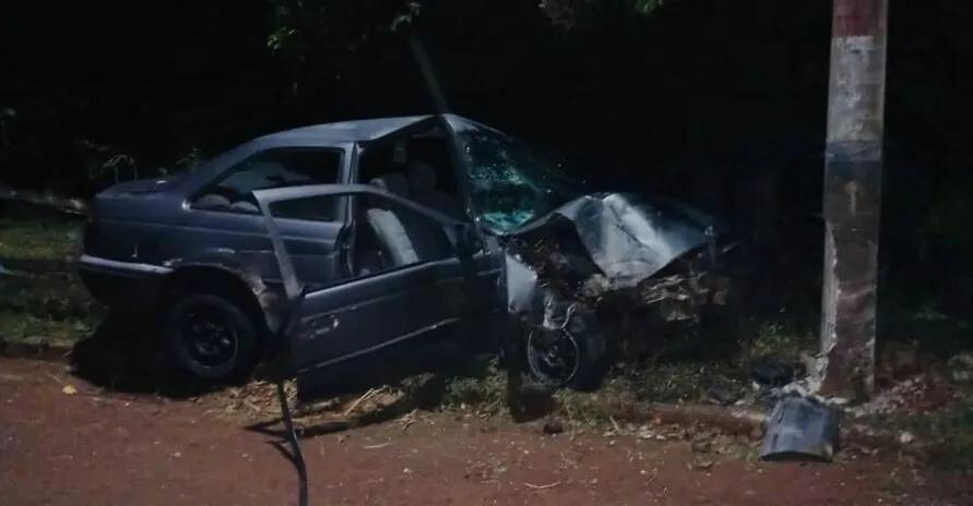 Carro ficou com a frente toda destruída