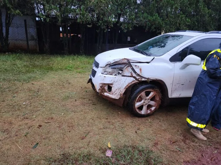 Carro ficou parcialmente destruído após capotamento; enfermeira não se feriu