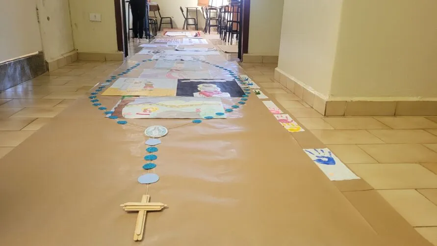 Catequese da Catedral Nossa Senhora de Lourdes prepara tapetes em Apucarana