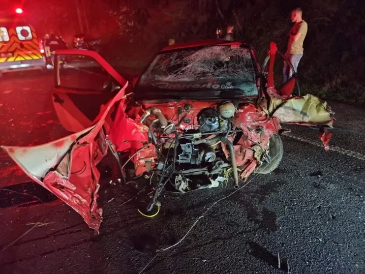 Com o impacto da batida, o motor do veículo foi arrancado