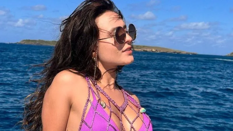 De biquíni, Larissa Manoela revela corpo escultural e choca a web