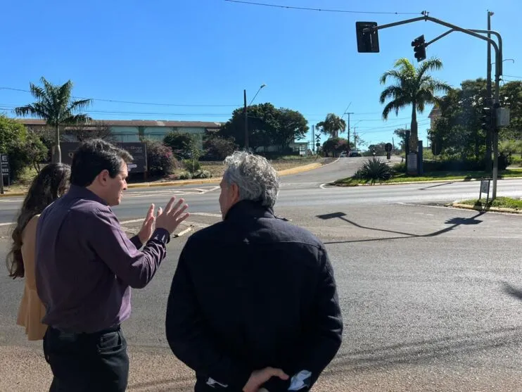 Engenheiro Eduardo Barros Rocha, do Dnit, e prefeito Junior da Femac vistoriam trechos de rodovias