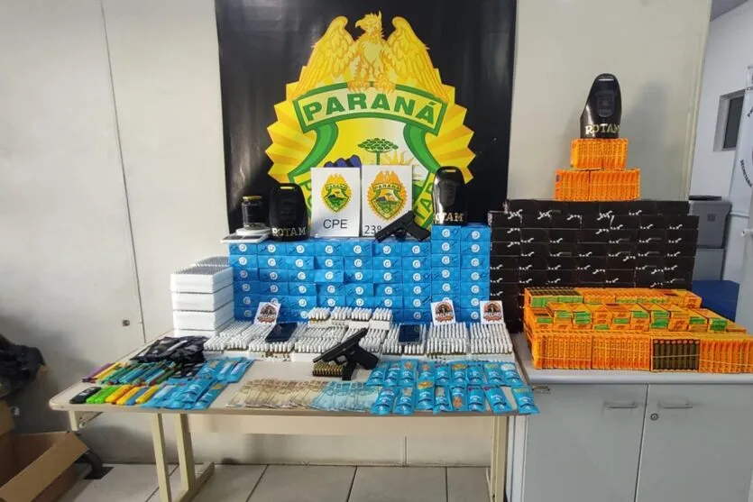 Foram apreendidos 1.570 cigarros eletrônicos, 1.149 refis e 38 canetas prontas com maconha e o carro de luxo