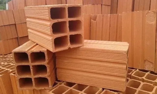 Foram furtados 900 tijolos e 30 tábuas de madeira