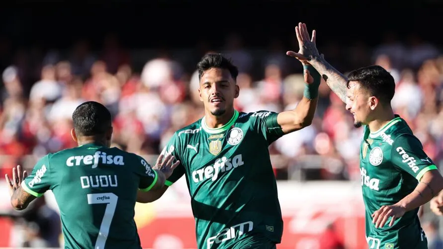 Gabriel Menino comemorando seu gol no Morumbi