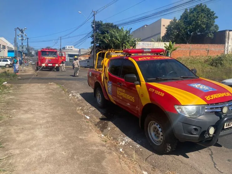 Incêndio foi registrado na Rua Hermes da Fonseca, no Jardim Monções, em Apucarana.