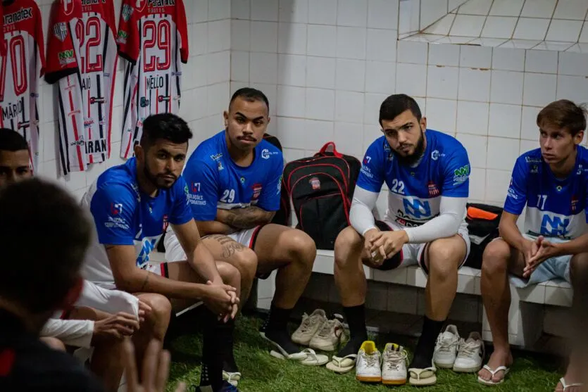 Jogadores do Apucarana sendo orientados pelo treinador