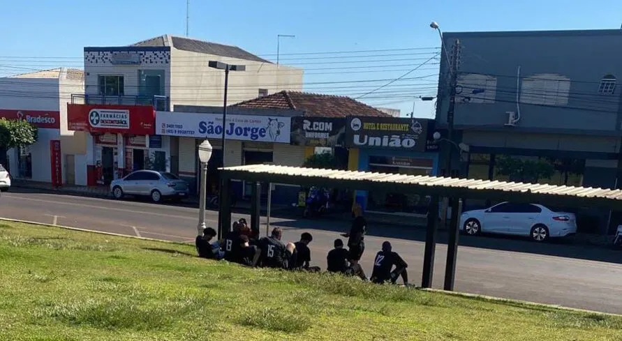 Jogadores em uma praça após serem despejados