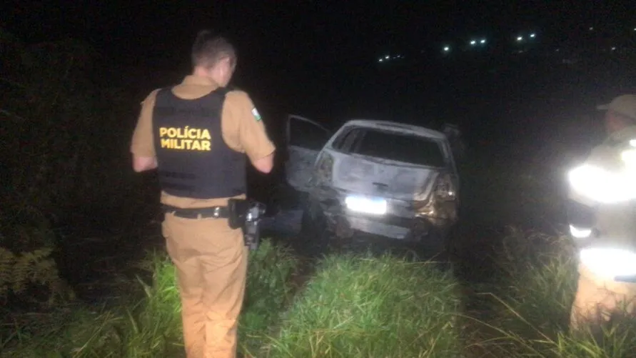 O Corpo de Bombeiros chegou a ser acionado, porém o carro já estava tomado pelo fogo