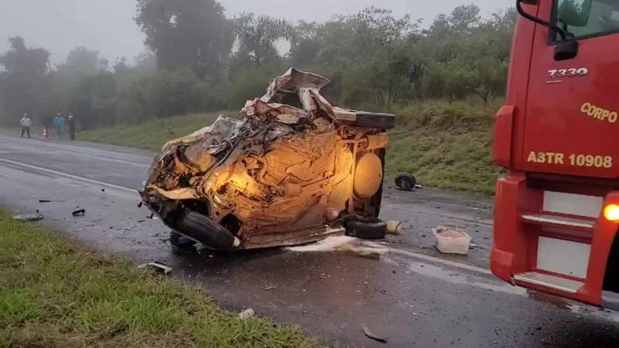 O condutor do Gol morreu no local do acidente