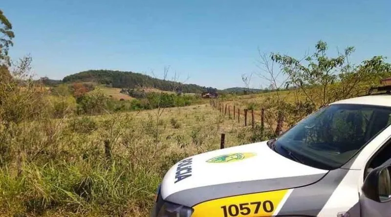 O operador de máquina teria ameaçado o motorista que pediu para que tirasse a máquina da estrada