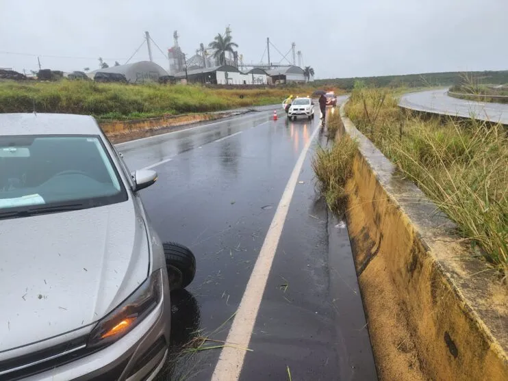 O trânsito flui normalmente no local