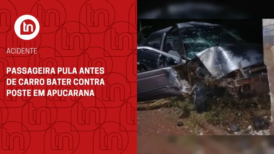 Passageira pula antes de carro bater contra poste em Apucarana