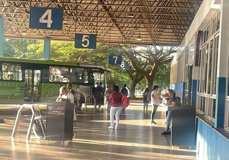 Passageiros aguardam ônibus na Rodoviária de Arapongas