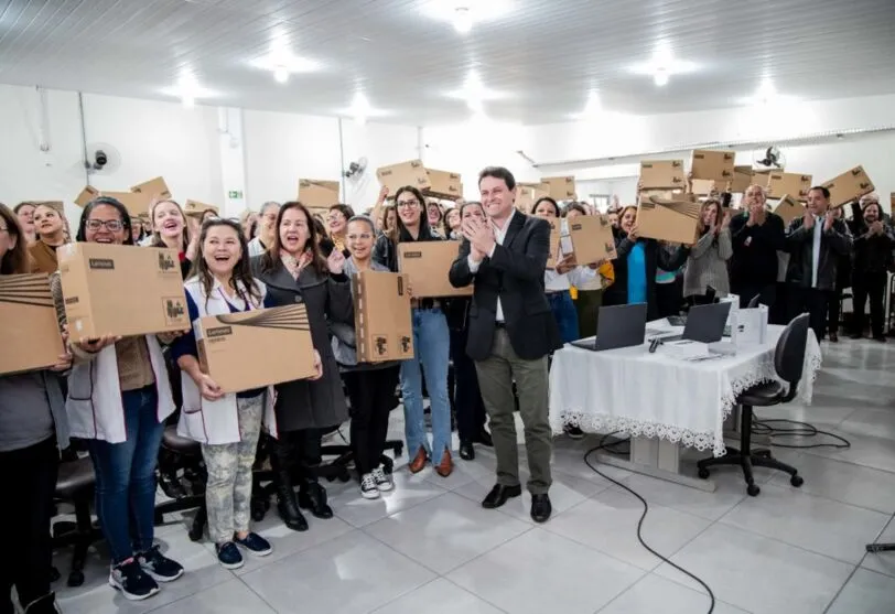 Prefeito Junior da Femac durante solenidade de entrega dos notebooks