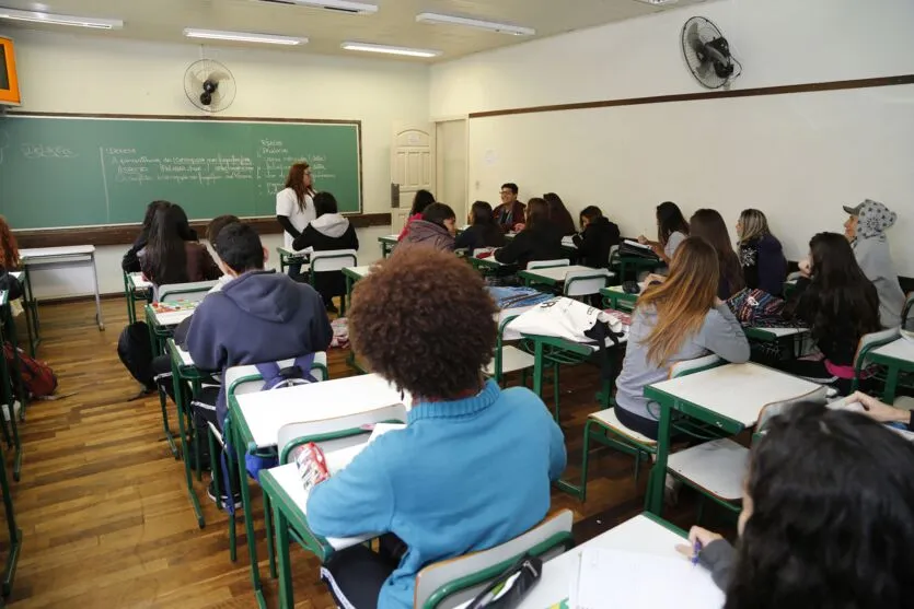 Secretaria de Educação do Paraná promete suporte aos professores a alunos