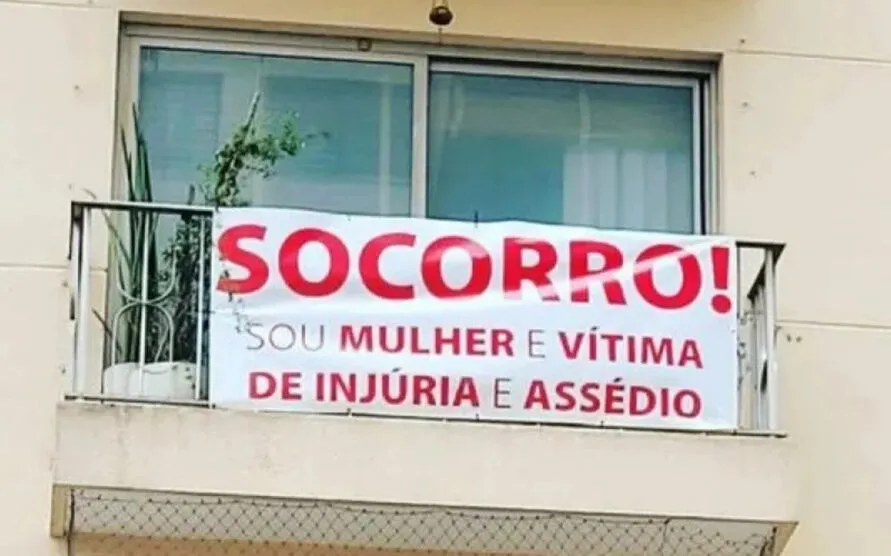 "Socorro! Sou mulher e vítima de injúria e assédio", escreveu