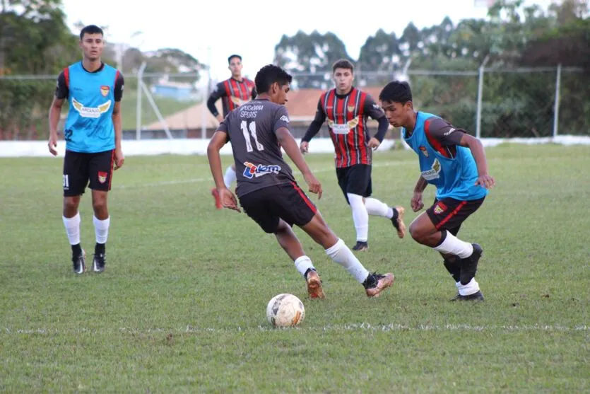 Sub-20 do Apucarana durante treino