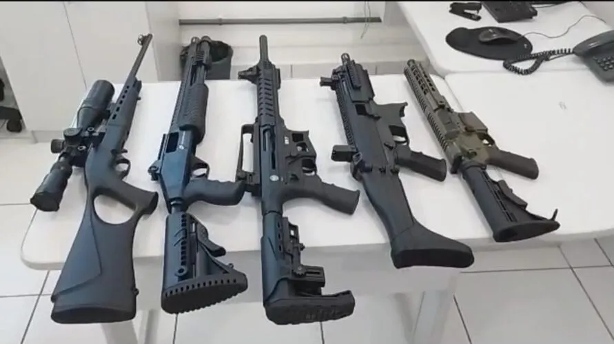 Várias armas foram apreendidas