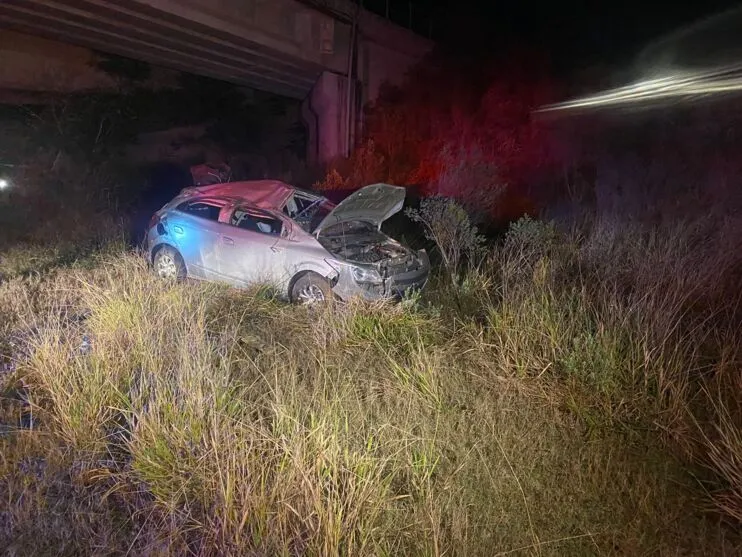 Veículo capotou na altura do pontilhão em Apucarana