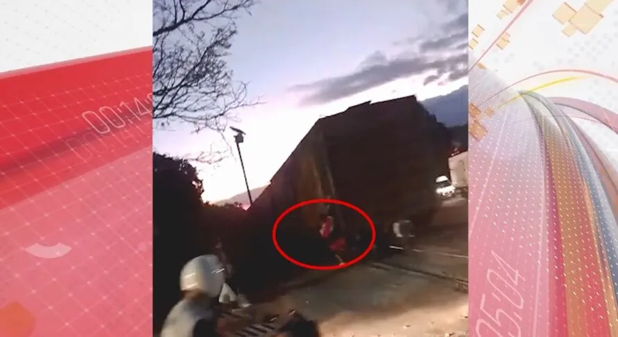 Vídeo flagra garoto pegando carona com trem
