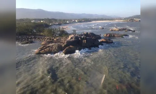 Barco naufraga no litoral de SC; 12 pessoas estão desaparecidas