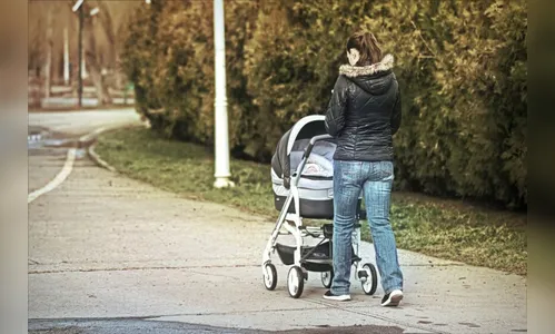 Mulher com a filha no carrinho de bebê é roubada em Apucarana