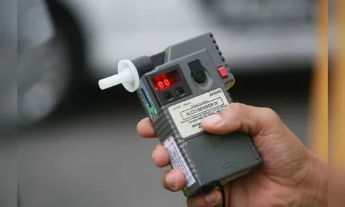 PM flagra carro em 'zigue-zague' e prende motorista por embriaguez