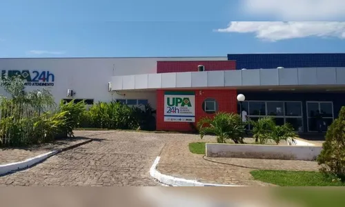 Menina sofre descarga elétrica ao usar celular ligado à tomada e morre