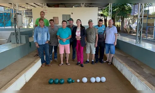 Prefeitura de São João do Ivaí entrega kit de bocha para jogadores