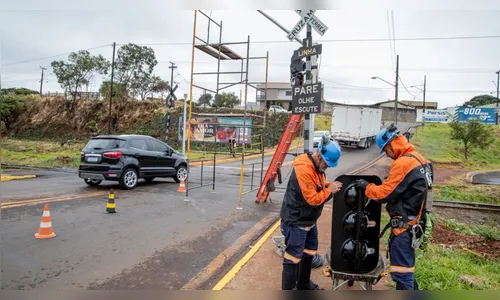 Semáforos são instalados em passagens de nível em Apucarana