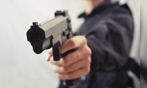 Dupla armada rouba loja de bebidas em Arapongas e dispara contra dona