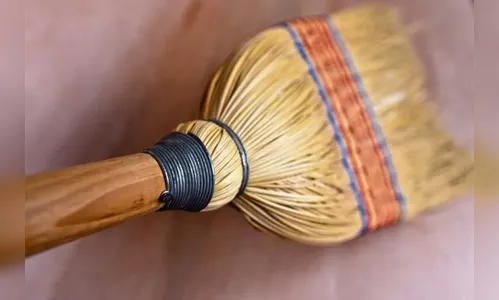 Filho é preso após agredir a mãe com vassouradas em Arapongas