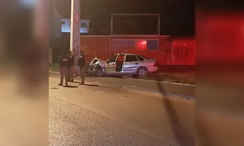 Passageiro morre após carro bater em poste no Paraná