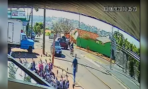 Câmera flagra acidente entre carro e moto na Firman Neto em Apucarana