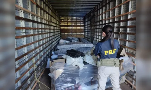 PRF apreende uma tonelada de maconha dentro de camas; veja