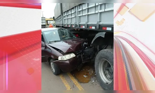 Carro para embaixo de caminhão após acidente na BR-369 em Arapongas