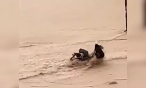 Arriscado: mulher e criança quase são arrastadas por enxurrada; veja