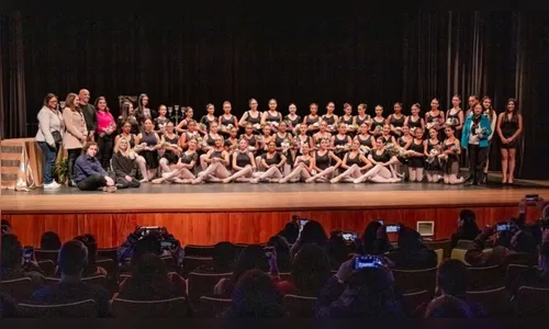Bailarinas da Escola de Dança recebem primeira sapatilha de ponta