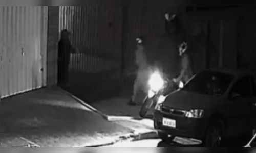 Câmera mostra momento que homem abre portão e é morto a tiros; veja