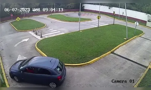 Câmera flagra idosa capotando carro durante teste de habilitação; veja