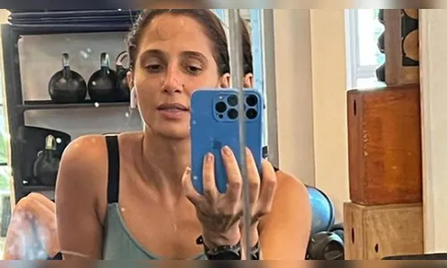 Aos 45 anos, Camila Pitanga exibe barriga 'tanquinho' na academia