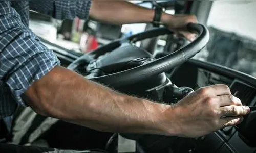 Caminhoneiro é feito refém por bandidos durante assalto na BR-376