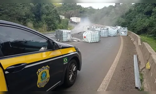Acidente com vazamento de carga corrosiva de caminhão interdita BR-277
