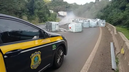 Carga de caminhão cai e interditada BR-277 em Nova Laranjeiras