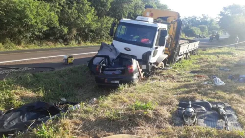 Carro estava parado no estacionamento quando foi atingido pelo caminhão